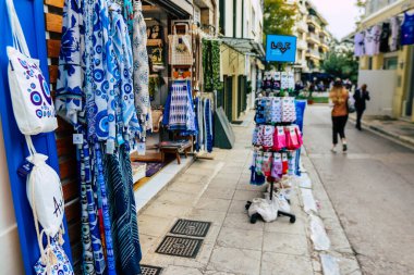 Atina, Yunanistan - 09 Kasım 2021 Coronavirus salgını sırasında Atina şehir merkezinde alışveriş yapan kalabalık, maskeyi sokakta takmak zorunda değil, fakat pek çok kişi takıyor.