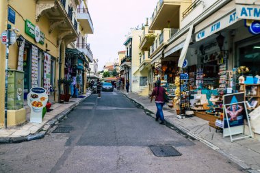 Atina, Yunanistan - 09 Kasım 2021 Coronavirus salgını sırasında Atina şehir merkezinde alışveriş yapan kalabalık, maskeyi sokakta takmak zorunda değil, fakat pek çok kişi takıyor.