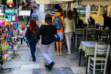 Atina, Yunanistan - 09 Kasım 2021 Coronavirus salgını sırasında Atina şehir merkezinde alışveriş yapan kalabalık, maskeyi sokakta takmak zorunda değil, fakat pek çok kişi takıyor.