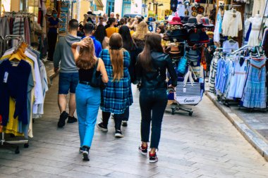 Atina, Yunanistan - 09 Kasım 2021 Coronavirus salgını sırasında Atina şehir merkezinde alışveriş yapan kalabalık, maskeyi sokakta takmak zorunda değil, fakat pek çok kişi takıyor.