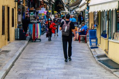 Atina, Yunanistan - 09 Kasım 2021 Coronavirus salgını sırasında Atina şehir merkezinde alışveriş yapan kalabalık, maskeyi sokakta takmak zorunda değil, fakat pek çok kişi takıyor.