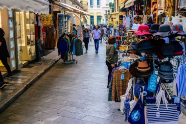 Atina, Yunanistan - 09 Kasım 2021 Coronavirus salgını sırasında Atina şehir merkezinde alışveriş yapan kalabalık, maskeyi sokakta takmak zorunda değil, fakat pek çok kişi takıyor.