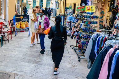Atina, Yunanistan - 09 Kasım 2021 Coronavirus salgını sırasında Atina şehir merkezinde alışveriş yapan kalabalık, maskeyi sokakta takmak zorunda değil, fakat pek çok kişi takıyor.