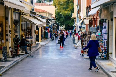 Atina, Yunanistan - 09 Kasım 2021 Coronavirus salgını sırasında Atina şehir merkezinde alışveriş yapan kalabalık, maskeyi sokakta takmak zorunda değil, fakat pek çok kişi takıyor.