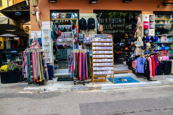 Atina, Yunanistan - 09 Kasım 2021 Atina şehir merkezindeki hediyelik eşya dükkanlarında satılan geleneksel dekoratif eşyaların kapatılması
