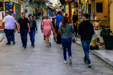 Atina, Yunanistan - 09 Kasım 2021 Coronavirus salgını sırasında Atina şehir merkezinde alışveriş yapan kalabalık, maskeyi sokakta takmak zorunda değil, fakat pek çok kişi takıyor.