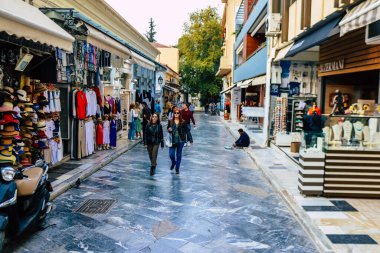 Atina, Yunanistan - 09 Kasım 2021 Coronavirus salgını sırasında Atina şehir merkezinde alışveriş yapan kalabalık, maskeyi sokakta takmak zorunda değil, fakat pek çok kişi takıyor.