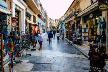 Atina, Yunanistan - 09 Kasım 2021 Coronavirus salgını sırasında Atina şehir merkezinde alışveriş yapan kalabalık, maskeyi sokakta takmak zorunda değil, fakat pek çok kişi takıyor.