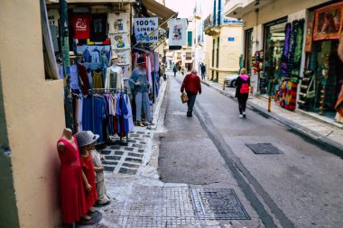 Atina, Yunanistan - 09 Kasım 2021 Coronavirus salgını sırasında Atina şehir merkezinde alışveriş yapan kalabalık, maskeyi sokakta takmak zorunda değil, fakat pek çok kişi takıyor.