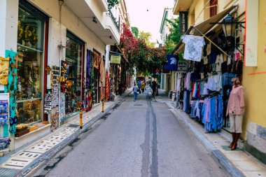 Atina, Yunanistan - 09 Kasım 2021 Coronavirus salgını sırasında Atina şehir merkezinde alışveriş yapan kalabalık, maskeyi sokakta takmak zorunda değil, fakat pek çok kişi takıyor.