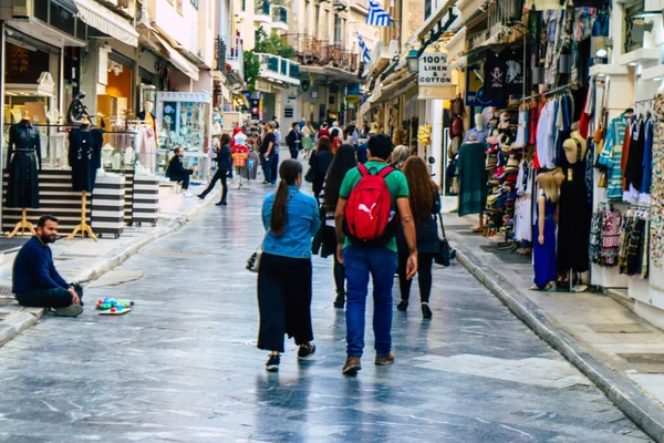 Atina, Yunanistan - 09 Kasım 2021 Coronavirus salgını sırasında Atina şehir merkezinde alışveriş yapan kalabalık, maskeyi sokakta takmak zorunda değil, fakat pek çok kişi takıyor.