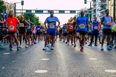 38. Otantik Atina 'daki 10 kilometrelik yol yarışlarının koşucuları, Coronavirus salgınının Yunanistan' ı vurması sonrasında geçen yıl yarışma iptal edildi.