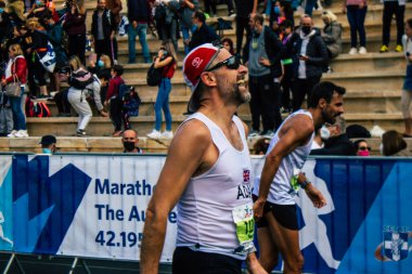 Atina, Yunanistan - 38. Otantik Atina Maratonu 'nun bitiminde 14 Kasım 2021 Koşu, geçen yıl Yunanistan' ı vuran koronavirüs salgını sonrasında yarışma iptal edildi