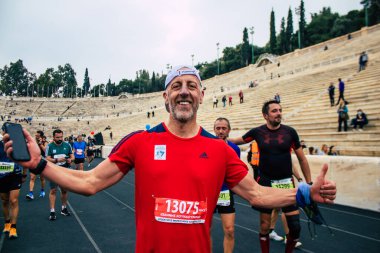 Atina, Yunanistan - 38. Otantik Atina Maratonu 'nun bitiminde 14 Kasım 2021 Koşu, geçen yıl Yunanistan' ı vuran koronavirüs salgını sonrasında yarışma iptal edildi