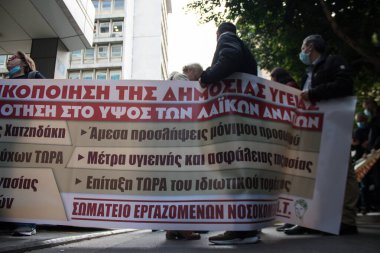 Yunanistan 'ı vuran koronavirüs salgını sırasında Atina sokaklarında hemşireler ve sağlık personelinin Yunan hükümetine karşı protestoları