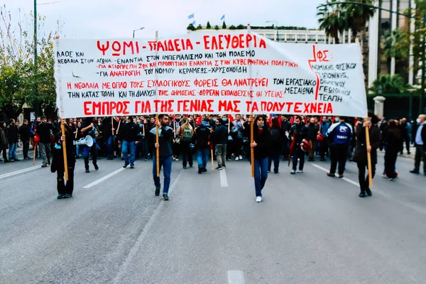 아테네의 거리에서의 정권에 반대하는 1973 봉기를 기념하는 — 스톡 사진