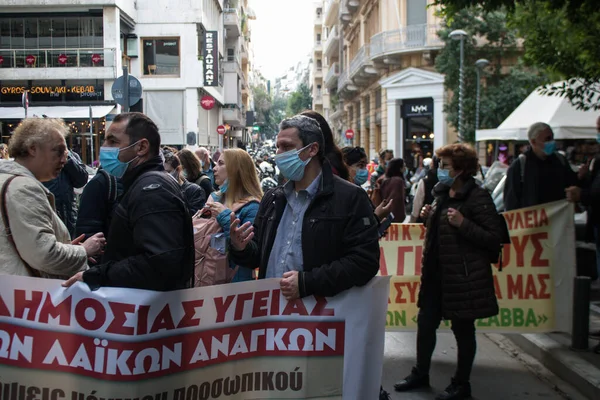 ギリシャを襲ったコロナウイルスの流行の間にアテネの街でギリシャ政府に対する看護師や保健サービス担当者による抗議 — ストック写真