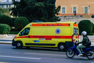 Atina, Yunanistan - Yunanistan 'ı vuran koronavirüs salgını sırasında Atina sokaklarından geçen Yunan ambulansı 20 Kasım 2021