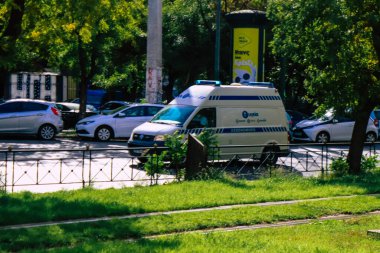 Atina, Yunanistan - Yunanistan 'ı vuran koronavirüs salgını sırasında Atina sokaklarından geçen Yunan ambulansı 20 Kasım 2021