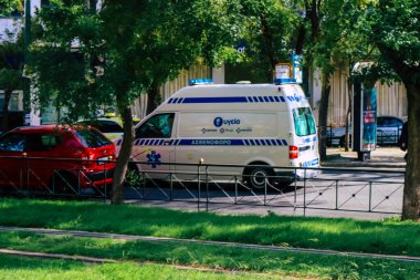 Atina, Yunanistan - Yunanistan 'ı vuran koronavirüs salgını sırasında Atina sokaklarından geçen Yunan ambulansı 20 Kasım 2021