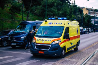 Atina, Yunanistan - Yunanistan 'ı vuran koronavirüs salgını sırasında Atina sokaklarından geçen Yunan ambulansı 20 Kasım 2021