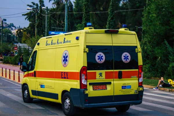 Atenas Grecia Noviembre 2021 Una Ambulancia Griega Recorre Las Calles — Foto de Stock