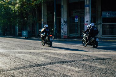 Atina, Yunanistan - 20 Kasım 2021 Yunanistan koronavirüs salgını sırasında Atina şehir merkezinde devriye geziyor