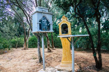 Atina, Yunanistan - 20 Kasım 2021 Strfi Hill, Park ve Atina 'nın Exarcheia ilçesinde yer alan şehir ve Akropoli manzaralı panoramik bir tepenin üzerindeki antik yeşil alan