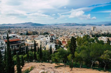 Atina, Yunanistan - 20 Kasım 2021 Strfi Hill, Park ve Atina 'nın Exarcheia ilçesinde yer alan şehir ve Akropoli manzaralı panoramik bir tepenin üzerindeki antik yeşil alan