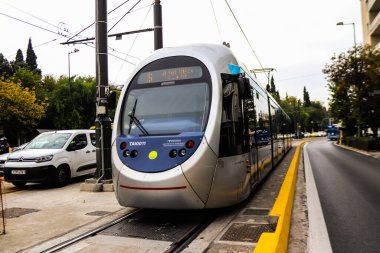 Atina, Yunanistan - 22 Kasım 2021 Coronavirus salgını sırasında Atina sokaklarından geçen yolcular için modern elektrikli tramvay, maske takmak zorunludur