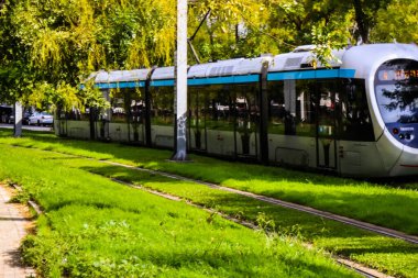 Atina, Yunanistan - 22 Kasım 2021 Coronavirus salgını sırasında Atina sokaklarından geçen yolcular için modern elektrikli tramvay, maske takmak zorunludur