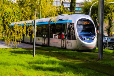 Atina, Yunanistan - 22 Kasım 2021 Coronavirus salgını sırasında Atina sokaklarından geçen yolcular için modern elektrikli tramvay, maske takmak zorunludur