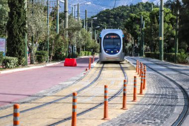 Atina, Yunanistan - 22 Kasım 2021 Coronavirus salgını sırasında Atina sokaklarından geçen yolcular için modern elektrikli tramvay, maske takmak zorunludur