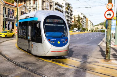 Atina, Yunanistan - 22 Kasım 2021 Coronavirus salgını sırasında Atina sokaklarından geçen yolcular için modern elektrikli tramvay, maske takmak zorunludur