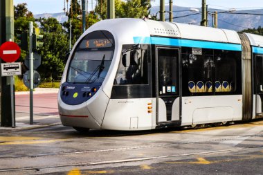 Atina, Yunanistan - 22 Kasım 2021 Coronavirus salgını sırasında Atina sokaklarından geçen yolcular için modern elektrikli tramvay, maske takmak zorunludur