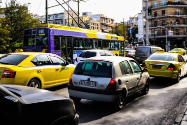 Atina, Yunanistan - 22 Kasım 2021 Atina şehir merkezinde trafik sıkışıklığı. Atina şehir merkezinin orta yollarının yanı sıra dikey yollar kesintisiz trafiğe sahiptir.
