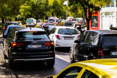Atina, Yunanistan - 22 Kasım 2021 Atina şehir merkezinde trafik sıkışıklığı. Atina şehir merkezinin orta yollarının yanı sıra dikey yollar kesintisiz trafiğe sahiptir.