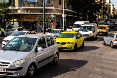 Atina, Yunanistan - 22 Kasım 2021 Atina şehir merkezinde trafik sıkışıklığı. Atina şehir merkezinin orta yollarının yanı sıra dikey yollar kesintisiz trafiğe sahiptir.