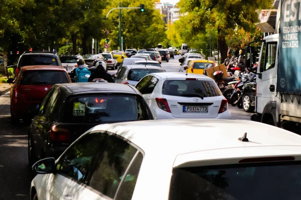 Atina, Yunanistan - 22 Kasım 2021 Atina şehir merkezinde trafik sıkışıklığı. Atina şehir merkezinin orta yollarının yanı sıra dikey yollar kesintisiz trafiğe sahiptir.