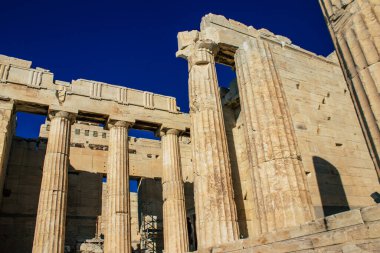 Atina, Yunanistan - 22 Kasım 2021 Akropol, Atina üzerinde yer alan ve çok sayıda antik mimari öneme sahip binanın kalıntılarını barındıran antik bir kaledir.