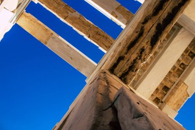 Atina, Yunanistan - 22 Kasım 2021 Akropol, Atina üzerinde yer alan ve çok sayıda antik mimari öneme sahip binanın kalıntılarını barındıran antik bir kaledir.