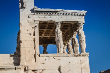 Atina, Yunanistan - 22 Kasım 2021 Akropol, Atina üzerinde yer alan ve çok sayıda antik mimari öneme sahip binanın kalıntılarını barındıran antik bir kaledir.