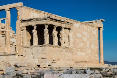 Atina, Yunanistan - 22 Kasım 2021 Akropol, Atina üzerinde yer alan ve çok sayıda antik mimari öneme sahip binanın kalıntılarını barındıran antik bir kaledir.