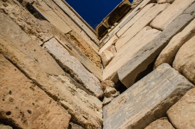 Atina, Yunanistan - 22 Kasım 2021 Akropol, Atina üzerinde yer alan ve çok sayıda antik mimari öneme sahip binanın kalıntılarını barındıran antik bir kaledir.