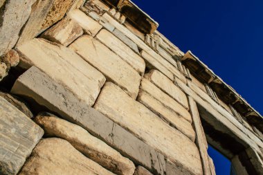 Atina, Yunanistan - 22 Kasım 2021 Akropol, Atina üzerinde yer alan ve çok sayıda antik mimari öneme sahip binanın kalıntılarını barındıran antik bir kaledir.