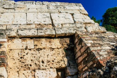 Atina, Yunanistan - 22 Kasım 2021 Akropol, Atina üzerinde yer alan ve çok sayıda antik mimari öneme sahip binanın kalıntılarını barındıran antik bir kaledir.