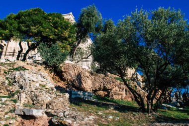 Atina, Yunanistan - 22 Kasım 2021 Akropol, Atina üzerinde yer alan ve çok sayıda antik mimari öneme sahip binanın kalıntılarını barındıran antik bir kaledir.