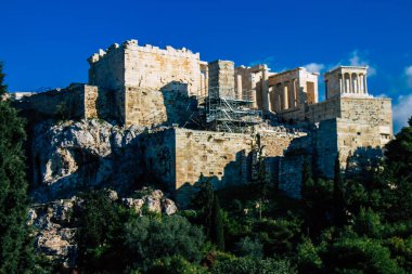 Atina, Yunanistan - 22 Kasım 2021 Akropol, Atina üzerinde yer alan ve çok sayıda antik mimari öneme sahip binanın kalıntılarını barındıran antik bir kaledir.