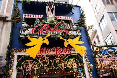 Atina, Yunanistan - 22 Kasım 2021 Coronavirus salgını sırasında Atina sokaklarında geleneksel Noel süslemeleri yapmak, maske takmak zorunlu değil