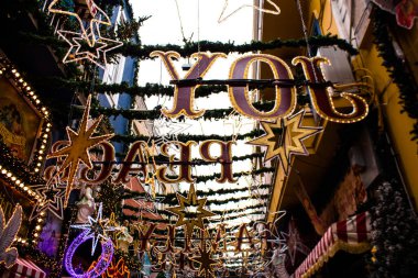 Atina, Yunanistan - 22 Kasım 2021 Coronavirus salgını sırasında Atina sokaklarında geleneksel Noel süslemeleri yapmak, maske takmak zorunlu değil